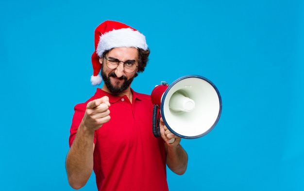 Jeune homme barbu fou avec Bonnet de Noel. Concept de noel