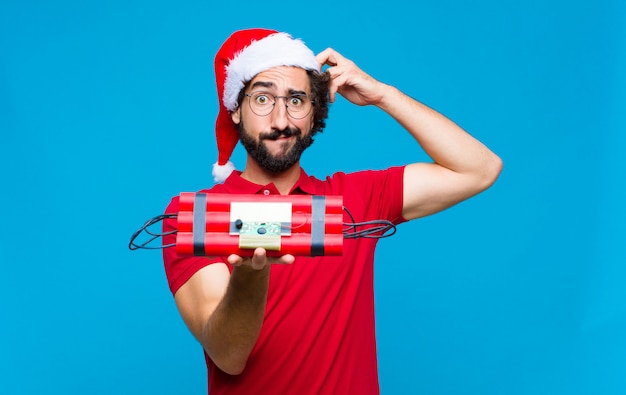 Jeune homme barbu fou avec Bonnet de Noel. Concept de noel