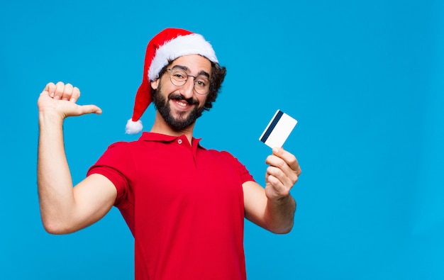 Jeune homme barbu fou avec Bonnet de Noel. Concept de noel