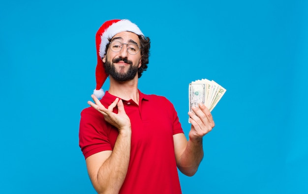 Jeune homme barbu fou avec Bonnet de Noel. Concept de noel