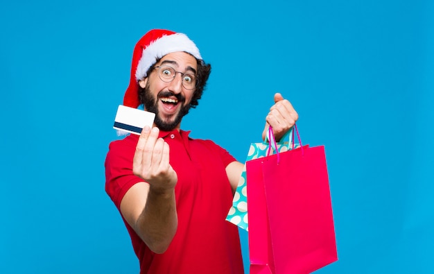 Jeune homme barbu fou avec Bonnet de Noel. Concept de noel