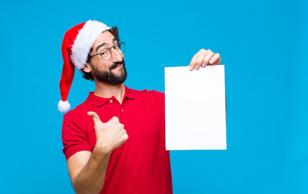 Jeune homme barbu fou avec Bonnet de Noel. Concept de noel