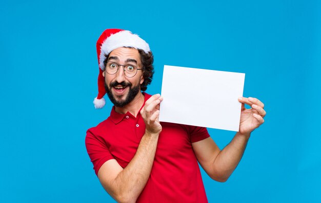 Jeune homme barbu fou avec Bonnet de Noel. Concept de noel