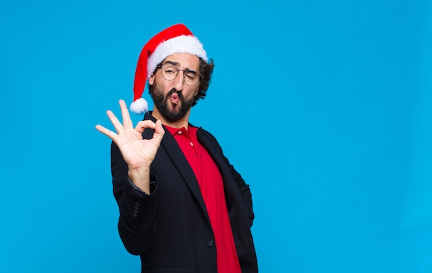 Jeune homme barbu fou avec Bonnet de Noel. Concept de noel