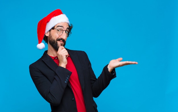 Jeune Homme Barbu Fou Avec Bonnet De Noel. Concept De Noel