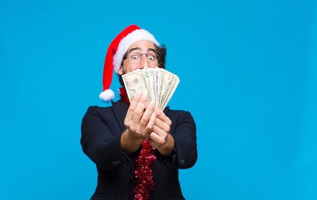 Jeune homme barbu fou avec Bonnet de Noel. Concept de noel