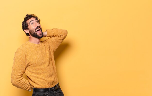 Jeune homme barbu fou exprimant avec un espace de copie.