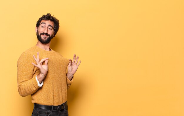 Jeune homme barbu fou exprimant avec un espace de copie.