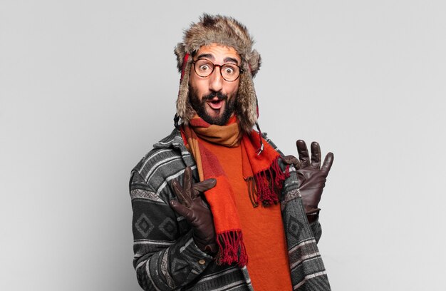 Jeune homme barbu fou fier et heureux et portant des vêtements d'hiver