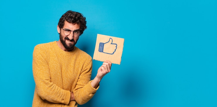 Photo jeune homme barbu fou avec un média social comme une bannière