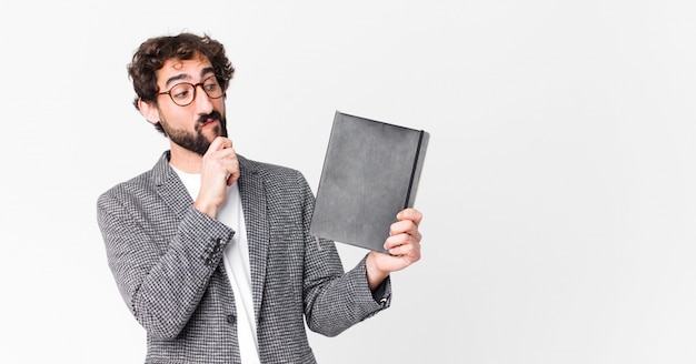 Jeune homme barbu fou avec un ordinateur portable