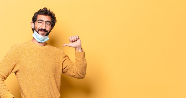 Jeune Homme Barbu Fou Avec Son Masque De Protection Vers Le Bas