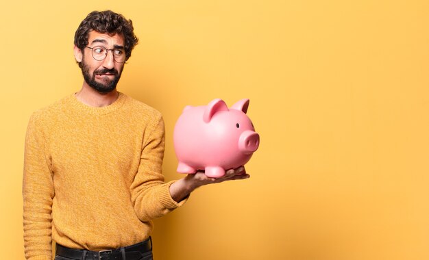 Jeune Homme Barbu Fou Avec Une Tirelire