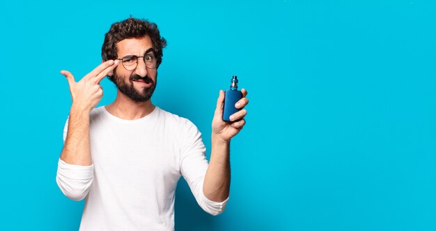 Jeune Homme Barbu Fumant Avec Un Vaper