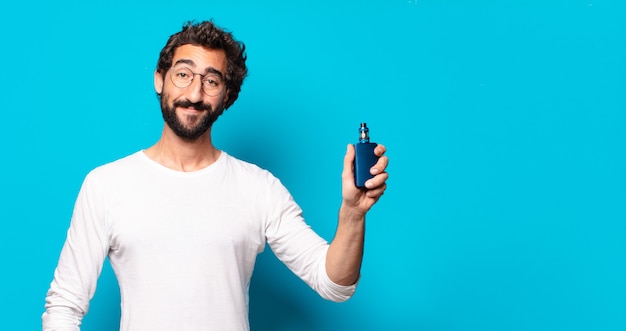 Jeune homme barbu fumant avec un vaper