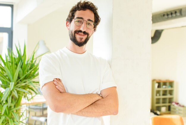 Jeune homme barbu à la maison.