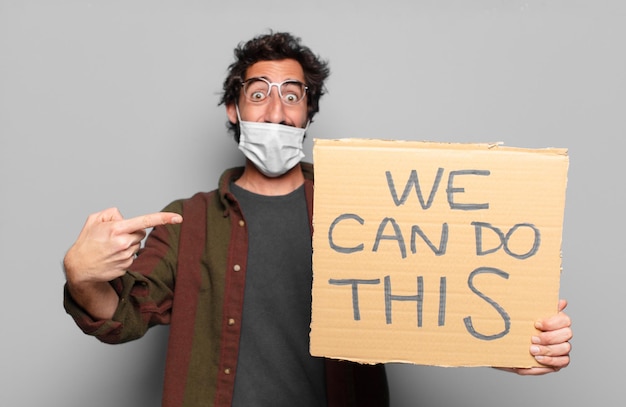 Jeune homme barbu avec un masque médical et nous pouvons faire ce concept