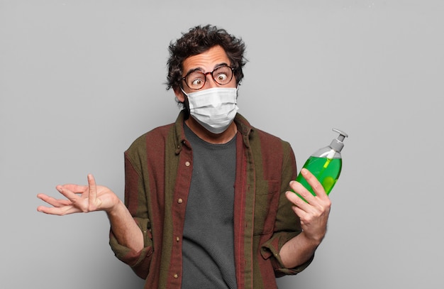 Jeune homme barbu avec un masque médical