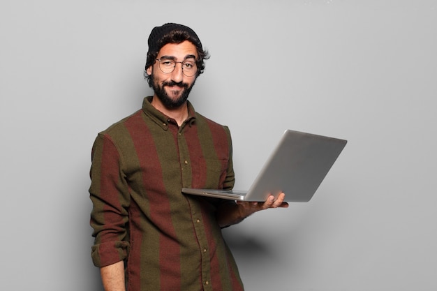 Jeune homme barbu avec un ordinateur portable