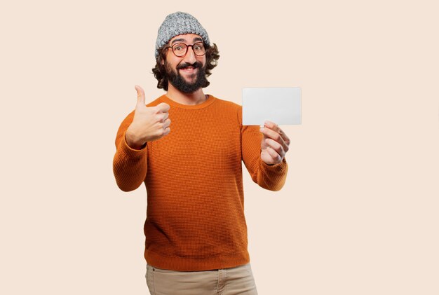 Jeune homme barbu avec une pancarte