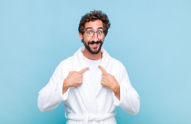 Jeune homme barbu portant un peignoir