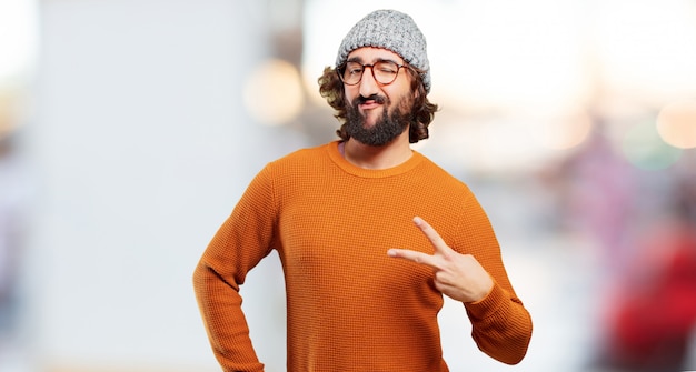 Jeune homme barbu pose fière