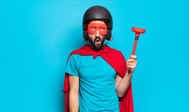 Jeune homme barbu. super héros fou et humoristique avec casque et masque