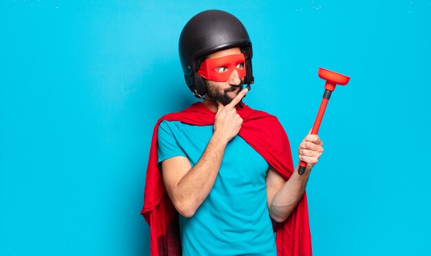 jeune homme barbu. super héros fou et humoristique avec casque et masque