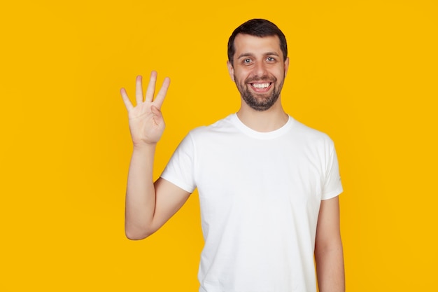 jeune homme barbu avec un t-shirt blanc