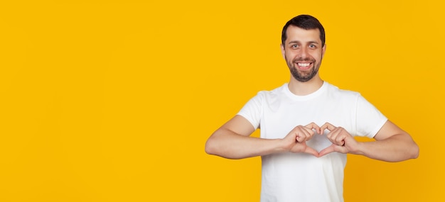 jeune homme barbu avec un t-shirt blanc