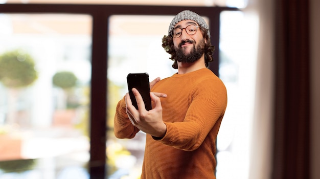 Jeune homme barbu avec un téléphone intelligent