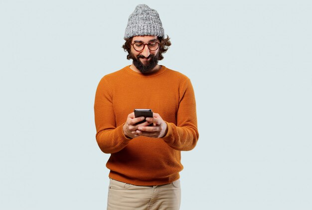 Jeune homme barbu avec un téléphone intelligent