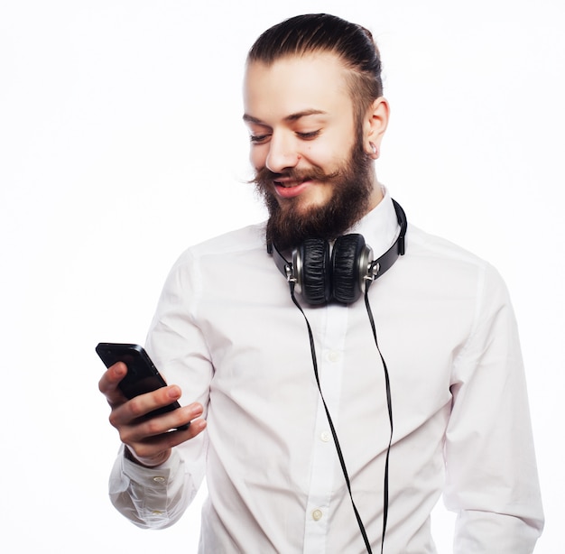 Jeune homme barbu avec téléphone portable