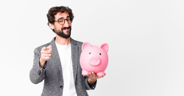 Jeune homme barbu avec une tirelire