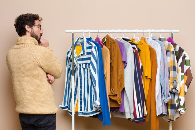 Jeune homme barbu avec des vêtements