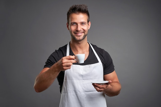 Un jeune homme barista