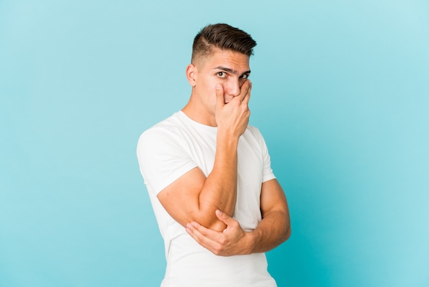 Jeune homme beau caucasien isolé effrayé et effrayé.