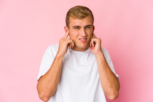 Jeune homme beau caucasien isolé exprimant des émotions