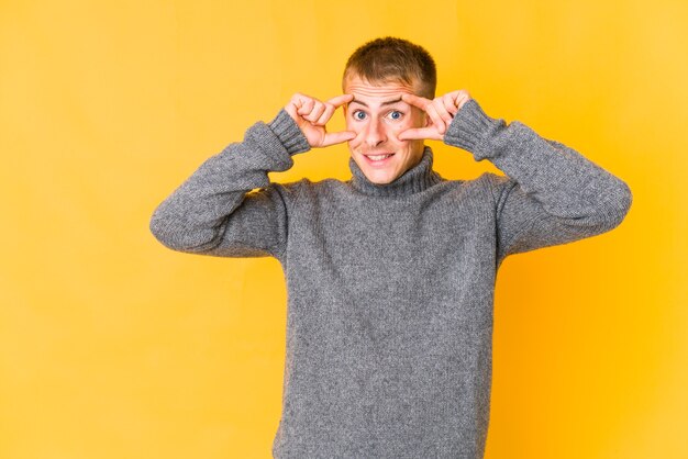 Jeune homme beau caucasien isolé exprimant des émotions