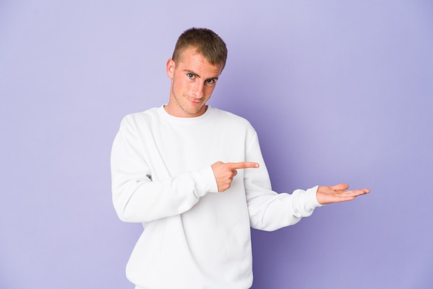 Jeune homme beau caucasien isolé exprimant des émotions