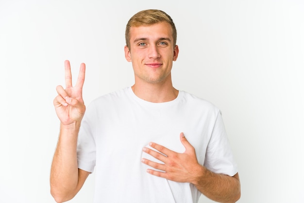 Jeune homme beau caucasien isolé exprimant des émotions