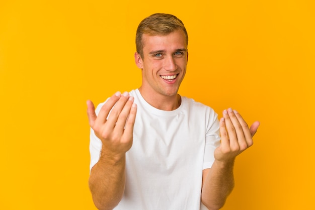 Jeune homme beau caucasien isolé exprimant des émotions