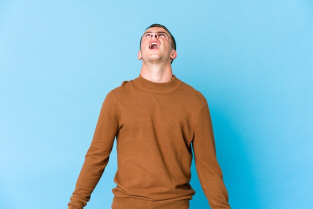 Jeune homme beau caucasien isolé exprimant des émotions