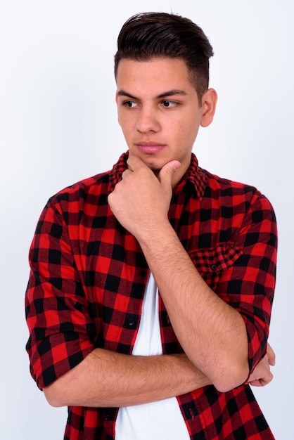 jeune homme beau hipster sur blanc