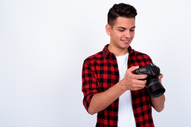 jeune homme beau hipster sur blanc