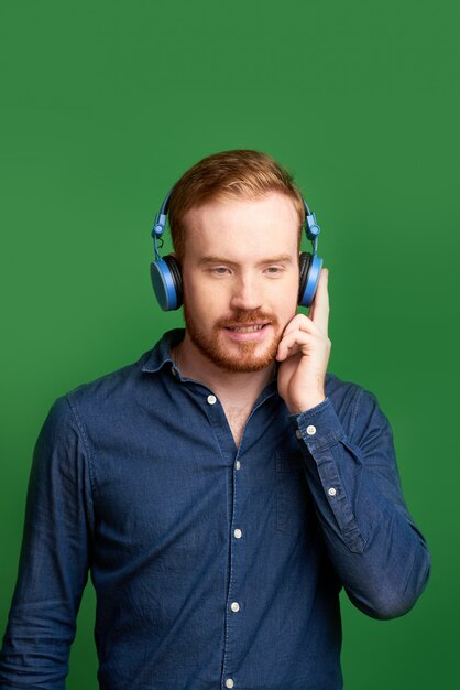 Jeune homme bénéficiant d'une bonne musique