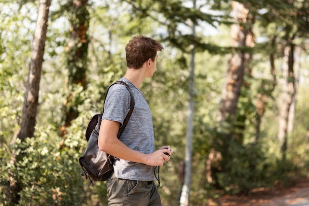 Jeune homme bénéficiant d'une promenade dans la forêt