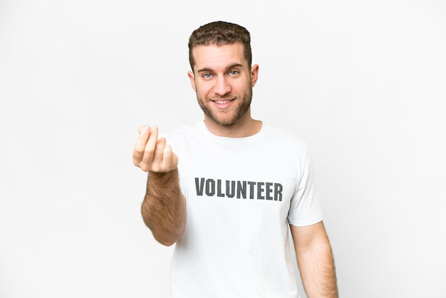 Jeune homme bénévole sur fond blanc isolé faisant un geste d'argent