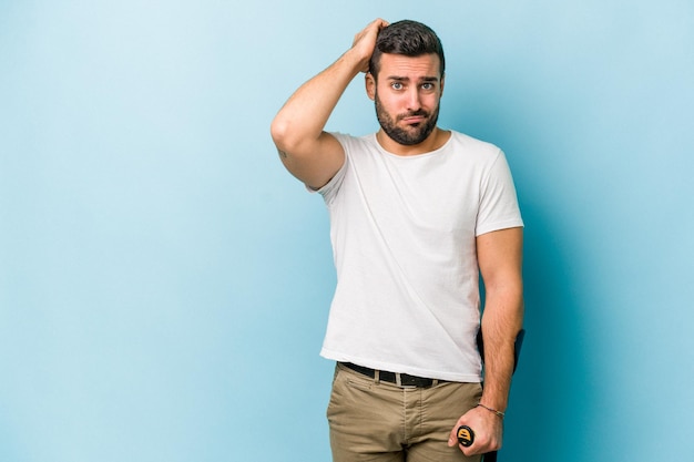 Jeune homme avec des béquilles isolé sur fond bleu étant choqué, elle s'est souvenue d'une réunion importante