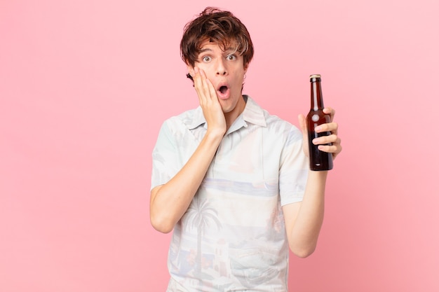 jeune homme avec une bière